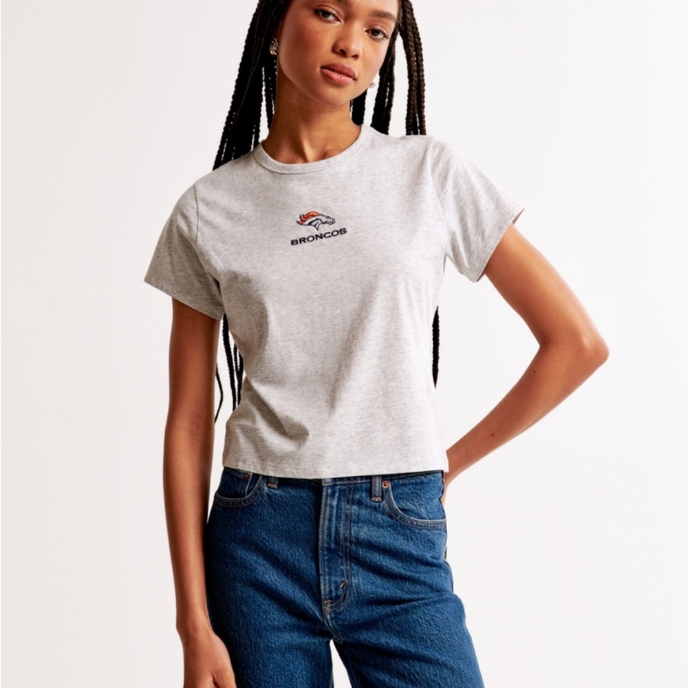 Brand New NFL Gray Crop Fitted Short Sleeve T-Shirt
